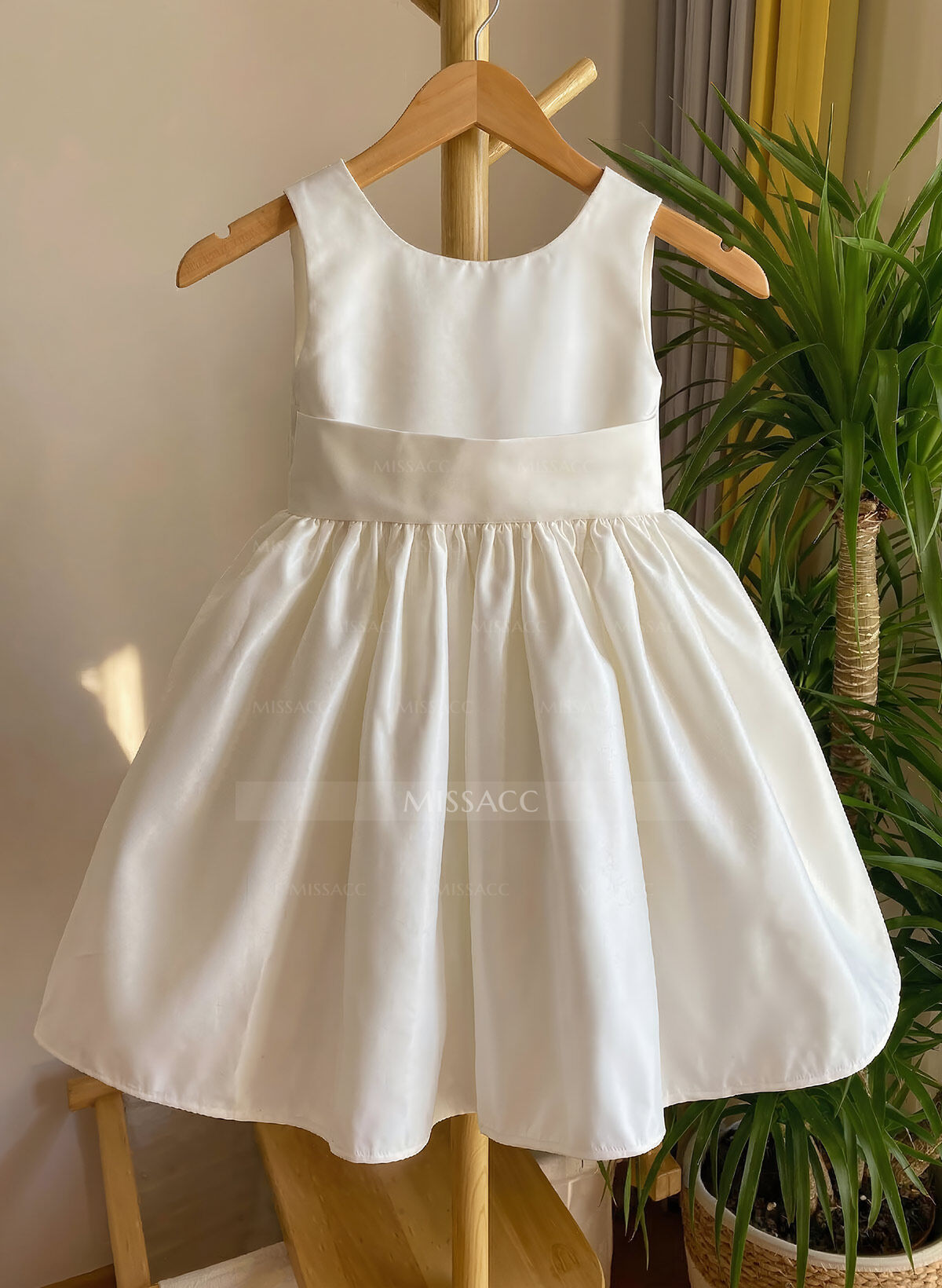 A-Line Scoop Neck Sleeveless Knee-Length Satin Flower Girl Dresses With Bow(s)
