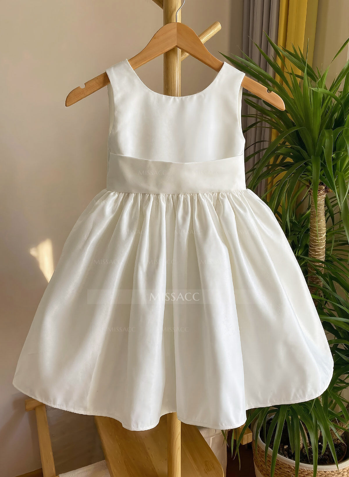 A-Line Scoop Neck Sleeveless Knee-Length Satin Flower Girl Dresses With Bow(s)