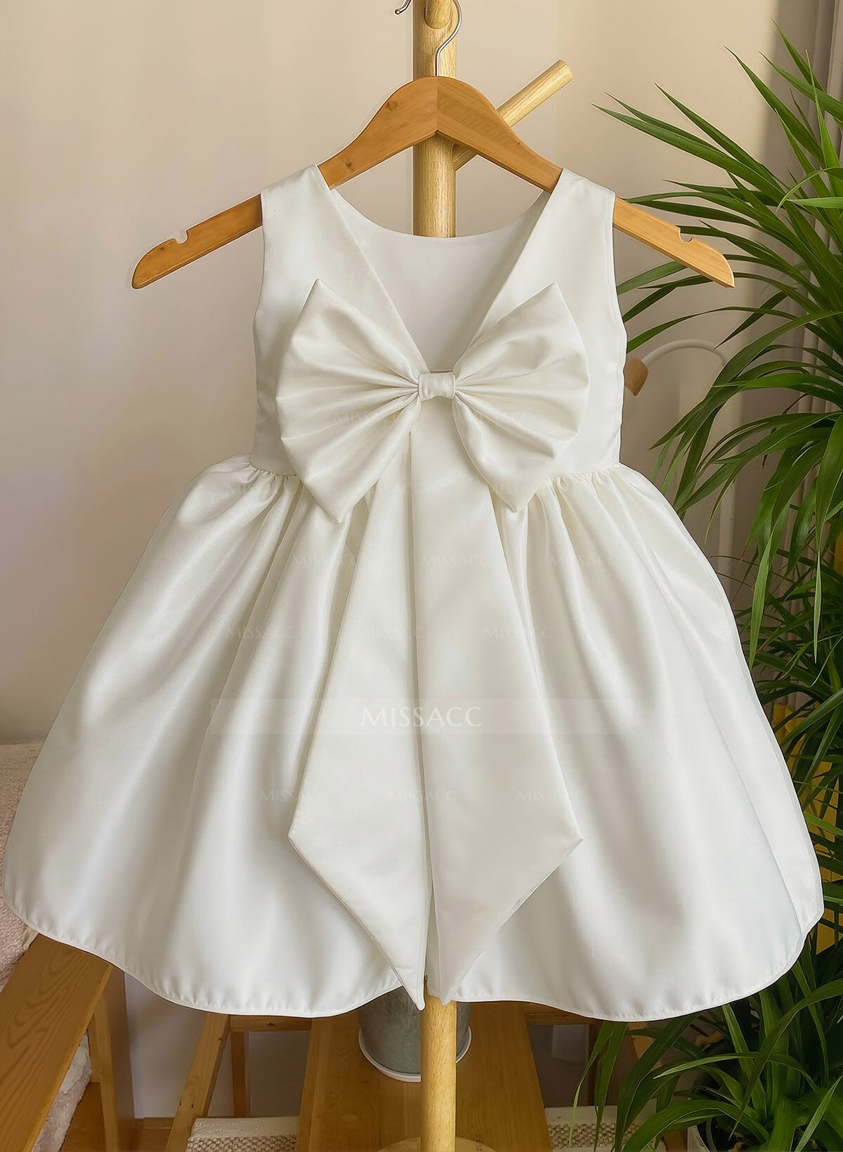 A-Line Scoop Neck Sleeveless Knee-Length Satin Flower Girl Dresses With Bow(s)