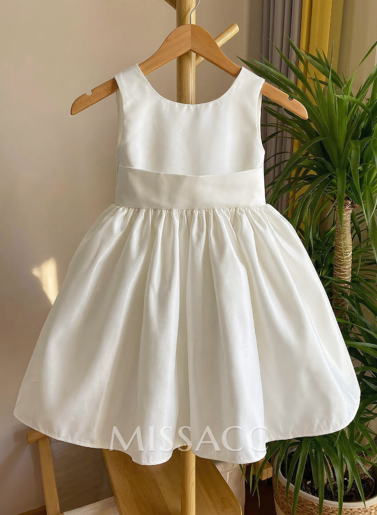 A-Line Scoop Neck Sleeveless Knee-Length Satin Flower Girl Dresses With Bow(s) A-Line Scoop Neck Sleeveless Knee-Length Satin Flower Girl Dresses With Bow(s)