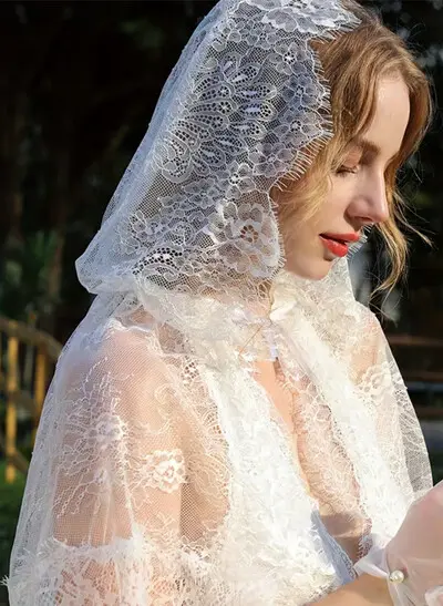 Single-Tier Tulle Shoulder Veil with Floral Lace Appliqué Edge