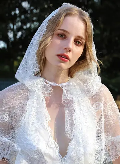Single-Tier Tulle Shoulder Veil with Floral Lace Appliqué Edge