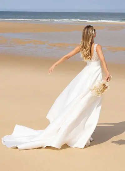A-Line Plunge Neck Sleeveless Chapel Train Wedding Dresses With Appliques Lace