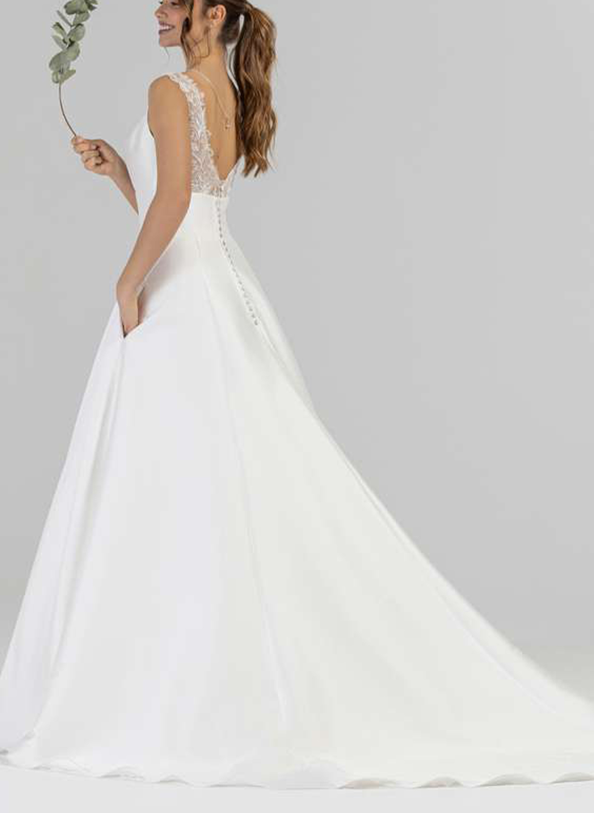 A-Line Plunge Neck Sleeveless Chapel Train Wedding Dresses With Appliques Lace