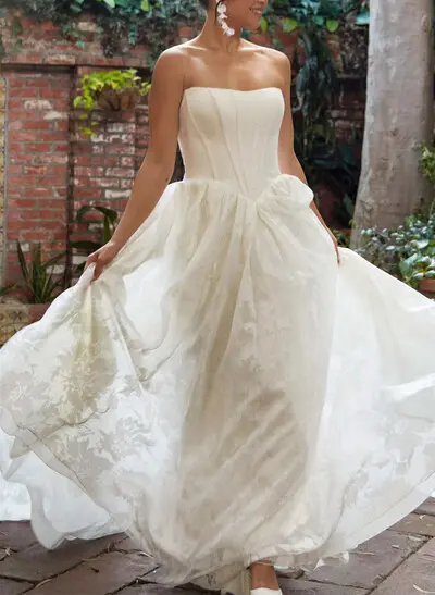A-Line Strapless Sleeveless Chapel Train Satin/Tulle Wedding Dresses With Lace