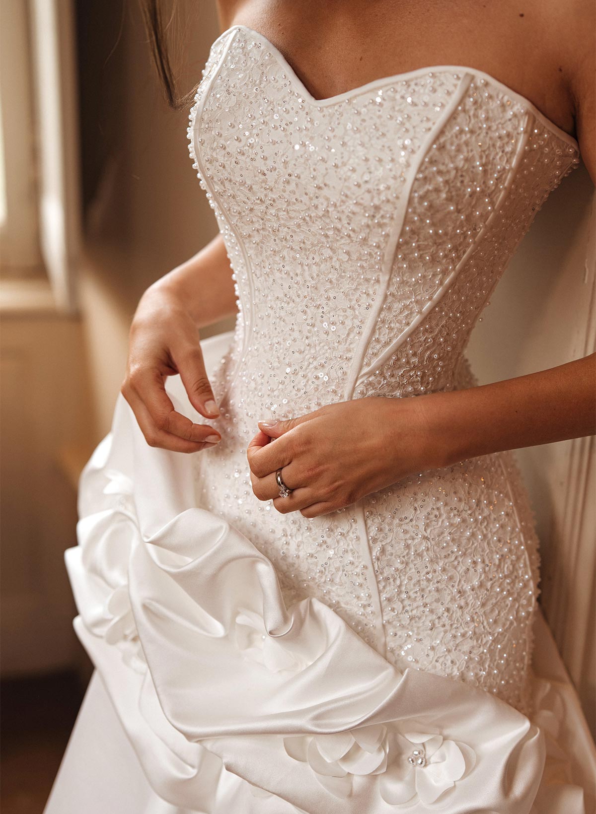 Trumpet/Mermaid Sweetheart Sleeveless Chapel Train Satin Wedding Dresses With Flower(s)