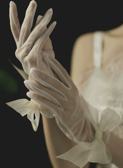 Fingertips Shortie Length Tulle Bridal Gloves With Bowknot