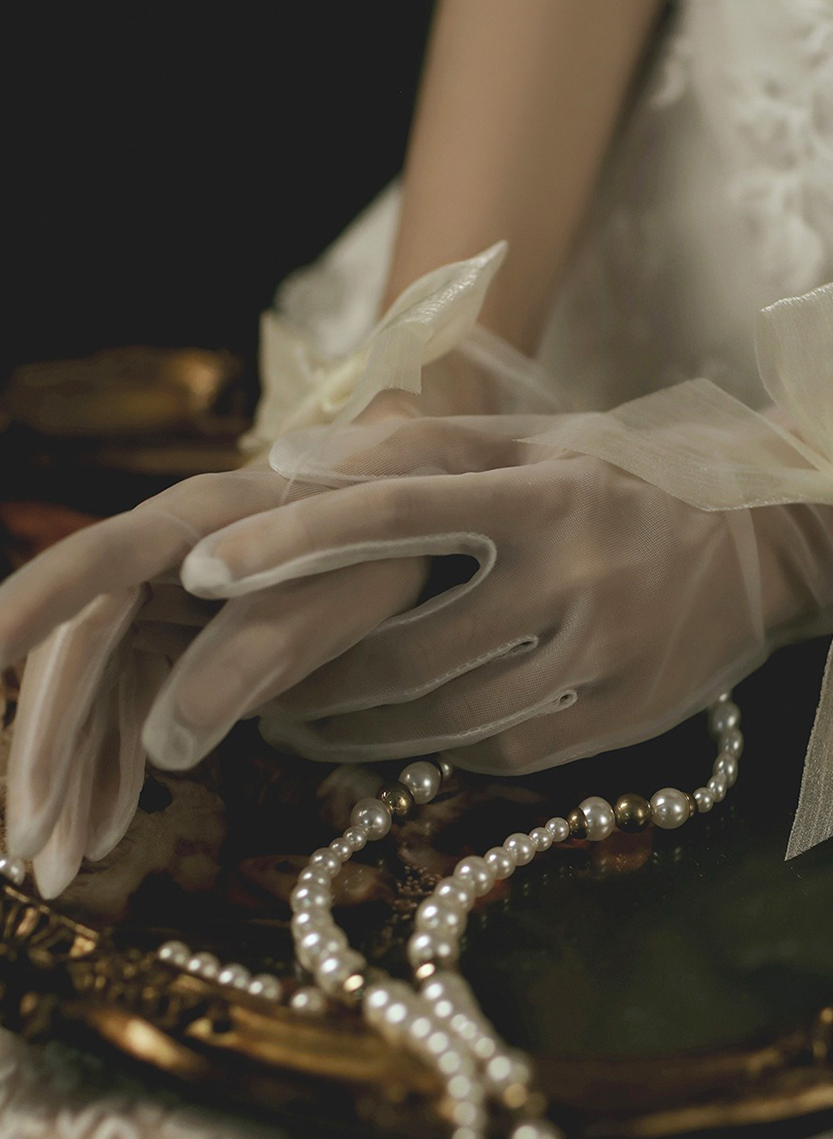 Fingertips Shortie Length Tulle Bridal Gloves With Bowknot