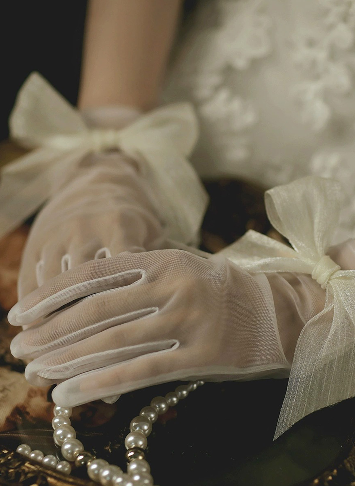 Fingertips Shortie Length Tulle Bridal Gloves With Bowknot