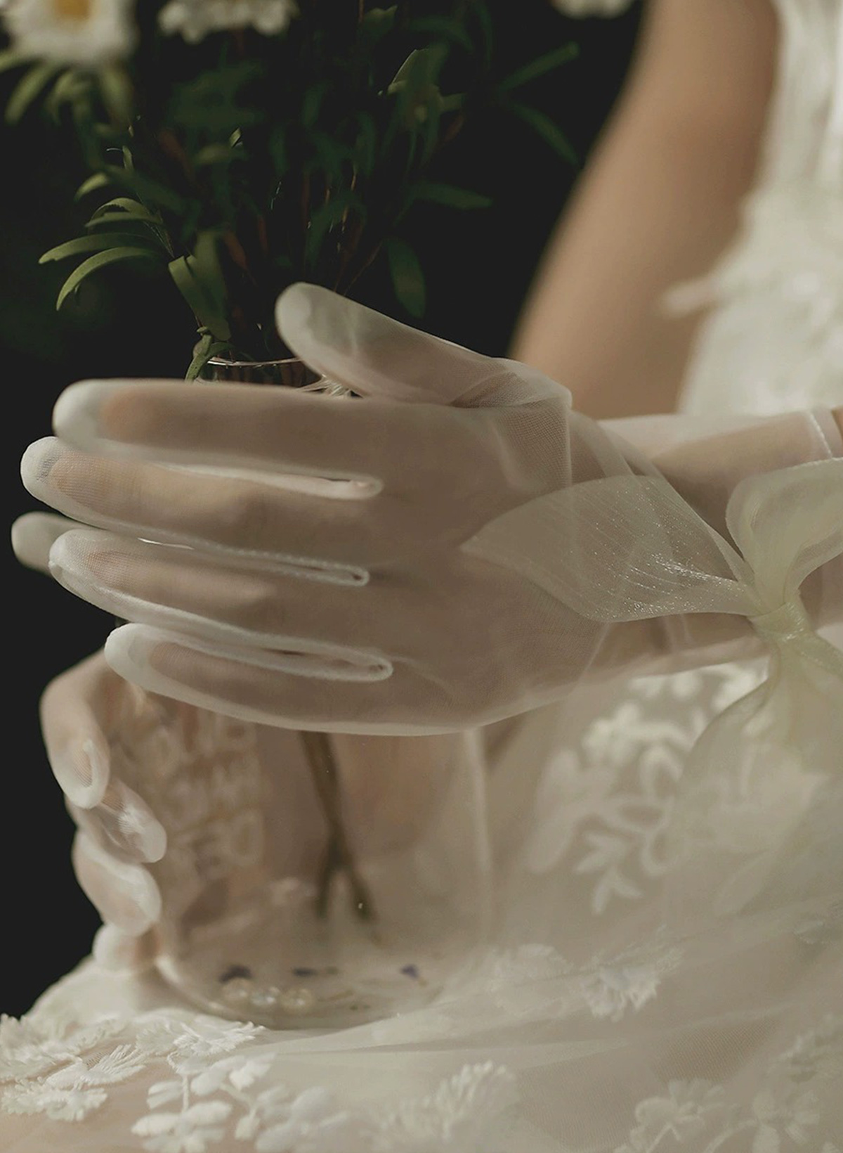 Fingertips Shortie Length Tulle Bridal Gloves With Bowknot