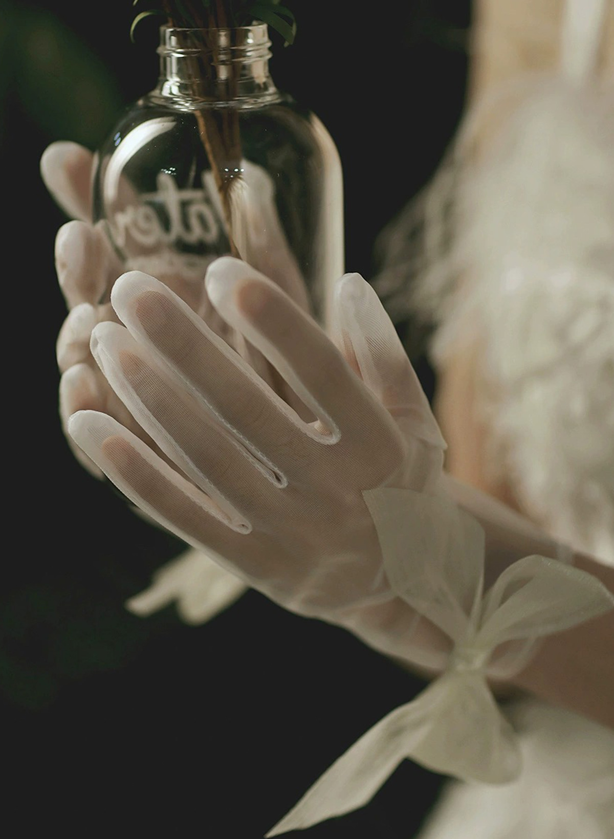 Fingertips Shortie Length Tulle Bridal Gloves With Bowknot