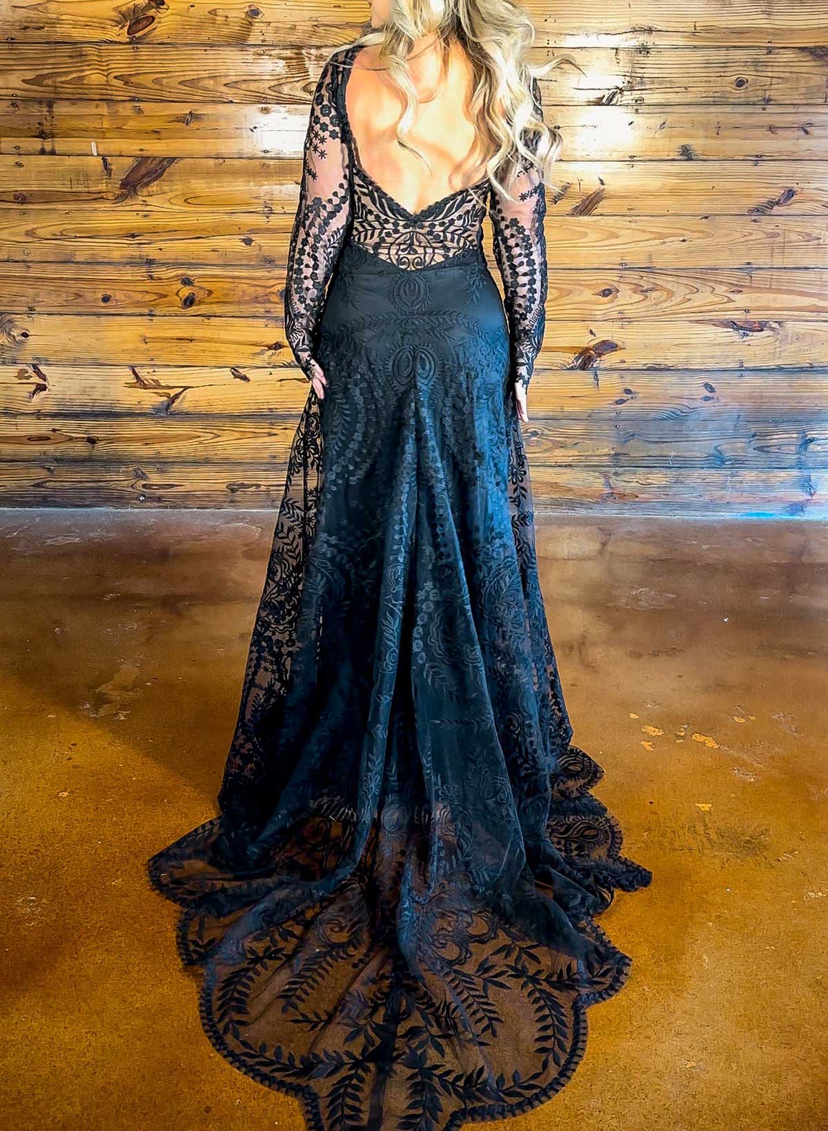 A-Line Scoop Neck Long Sleeves Court Train Lace/Elastic Satin Evening Dresses With Split Front/Appliques Lace