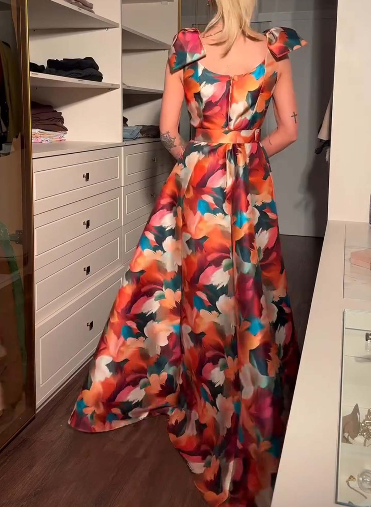 Vintage Inspired A-Line V-Neck Sleeveless Floor-Length Twill Satin Prom Dresses With Floral-Print