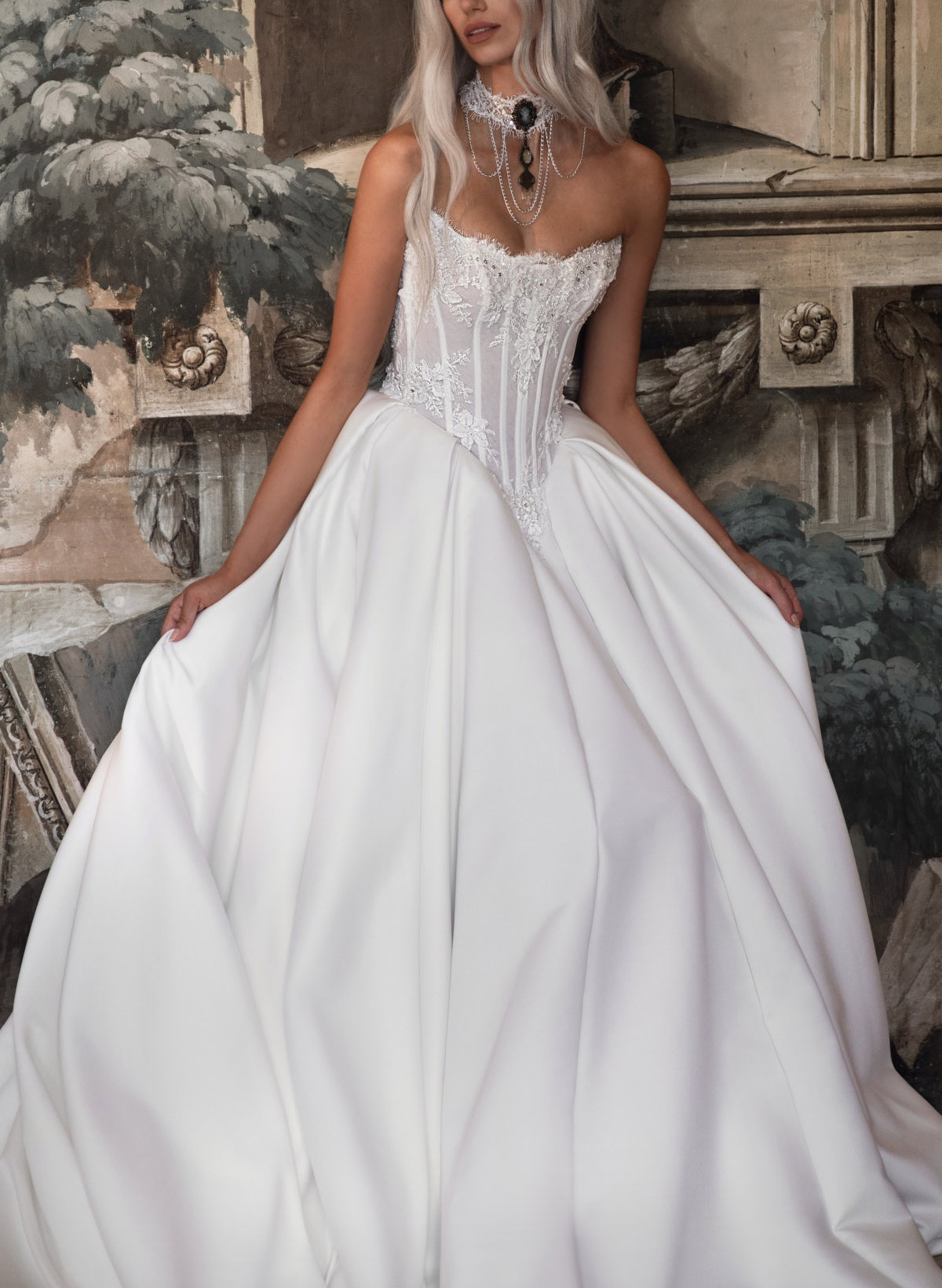 Ball-Gown Sweetheart Sleeveless Court Train Satin Bride Wedding Dress With Appliques Lace