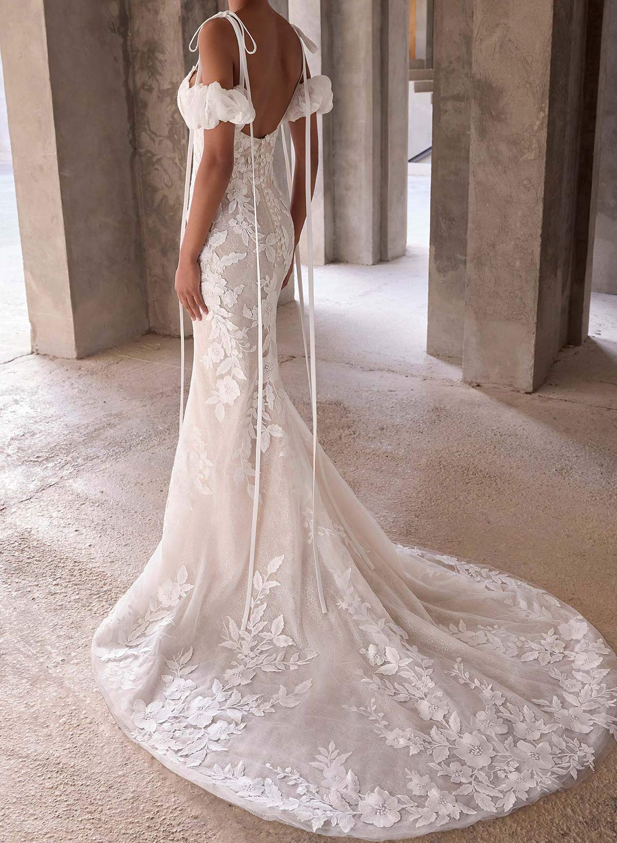 Trumpet/Mermaid Sweetheart Court Train Lace/Tulle Wedding Dresses With Appliques Lace