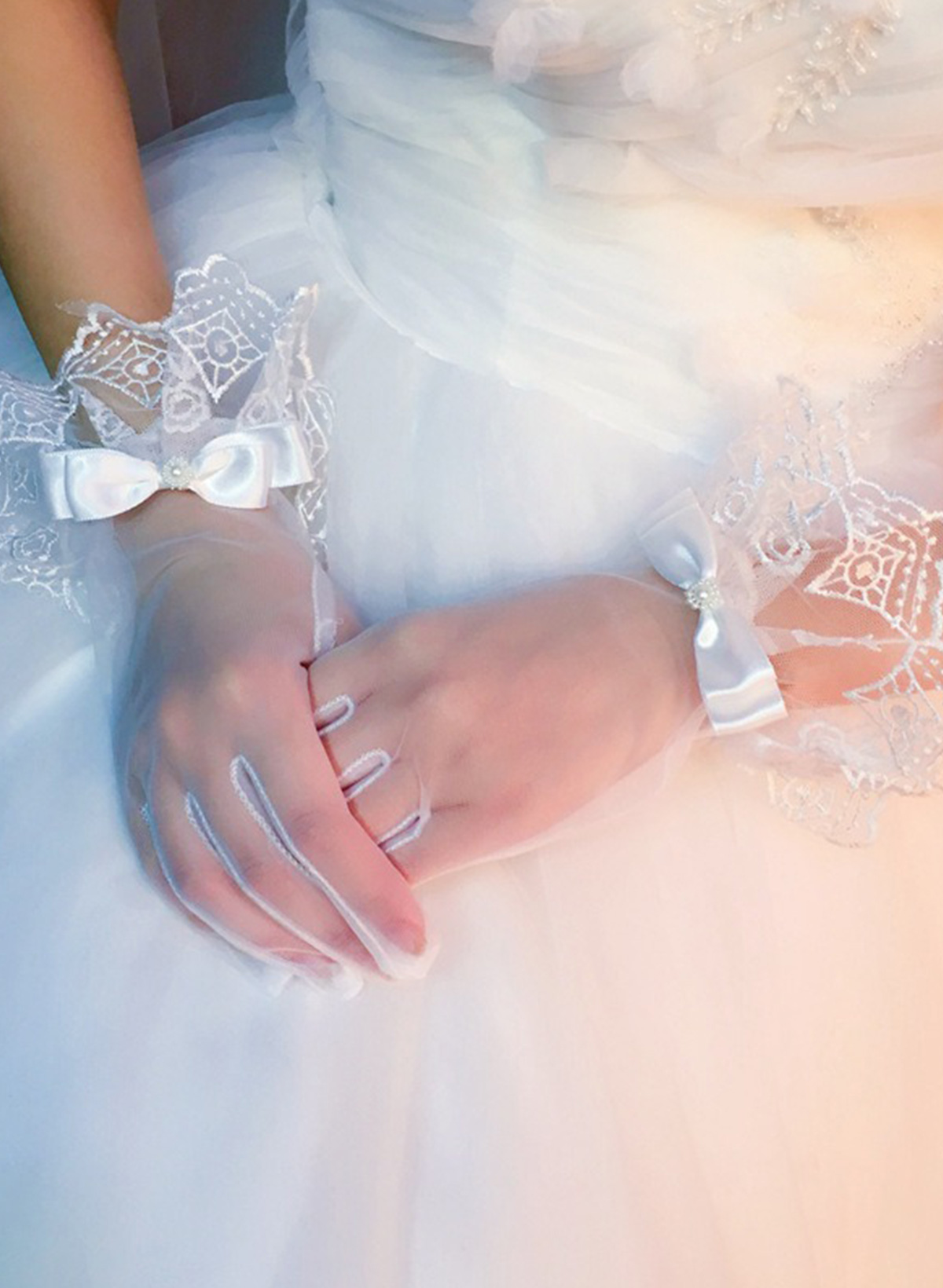 Fingertips Shortie Length Tulle Bridal Gloves With Satin Bow