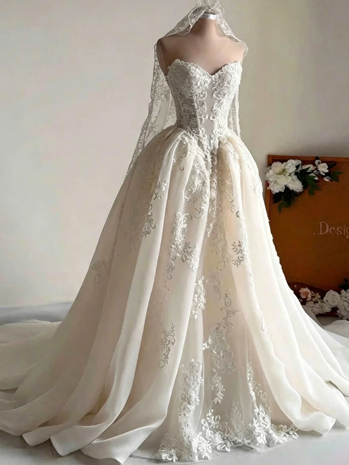 Ball-Gown Sweetheart Sleeveless Chapel Train Bride Wedding Dress With Appliques Lace