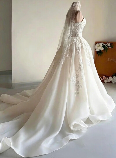 Ball-Gown Sweetheart Sleeveless Chapel Train Bride Wedding Dress With Appliques Lace