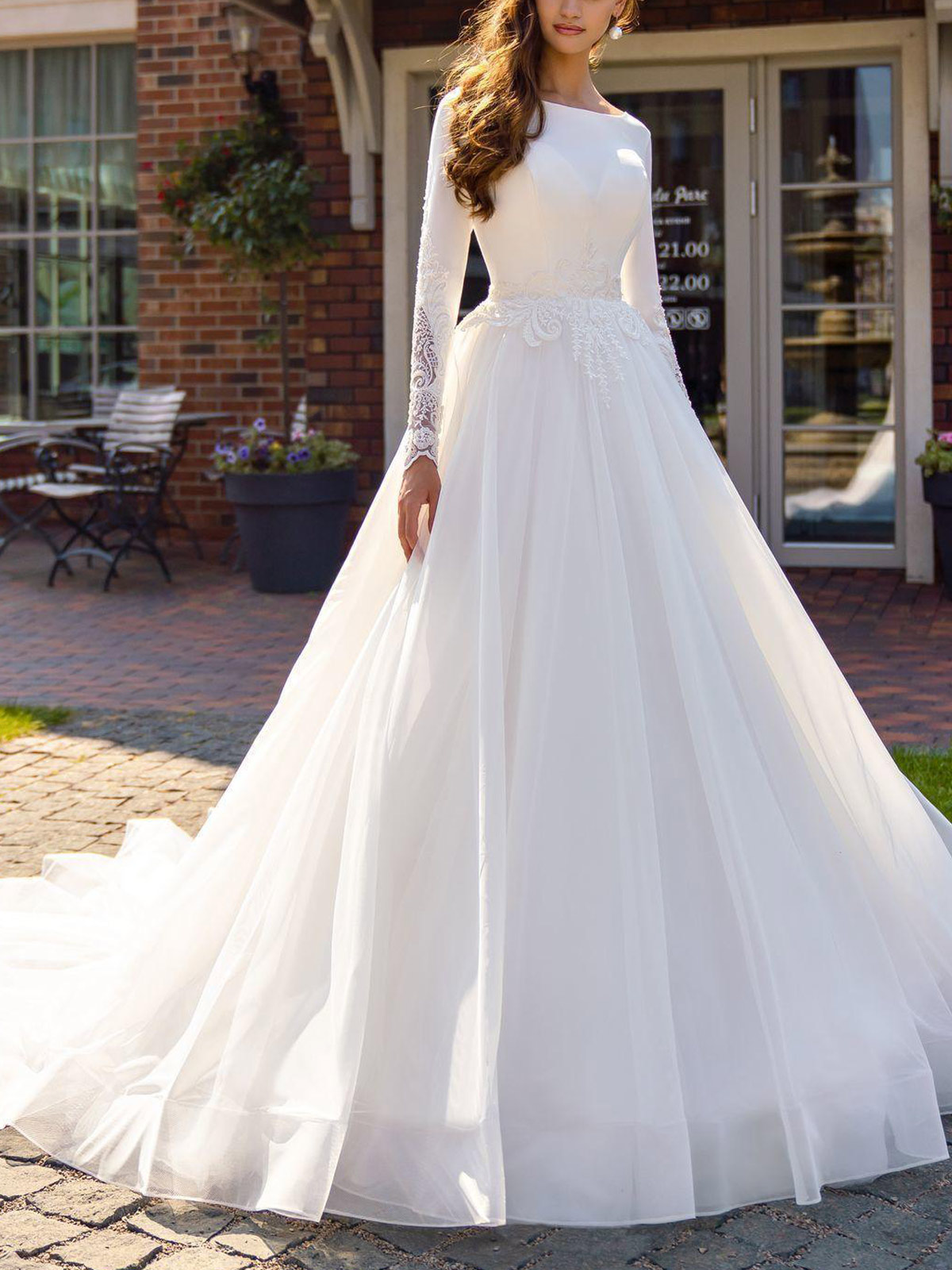 Ball-Gown Scoop Neck Long Sleeves Chapel Train Organza Bride Wedding Dress With Appliques Lace