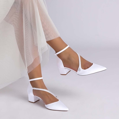 Low Heel Silk Like Satin Closed Toe Wedding Shoes With Rhinestone