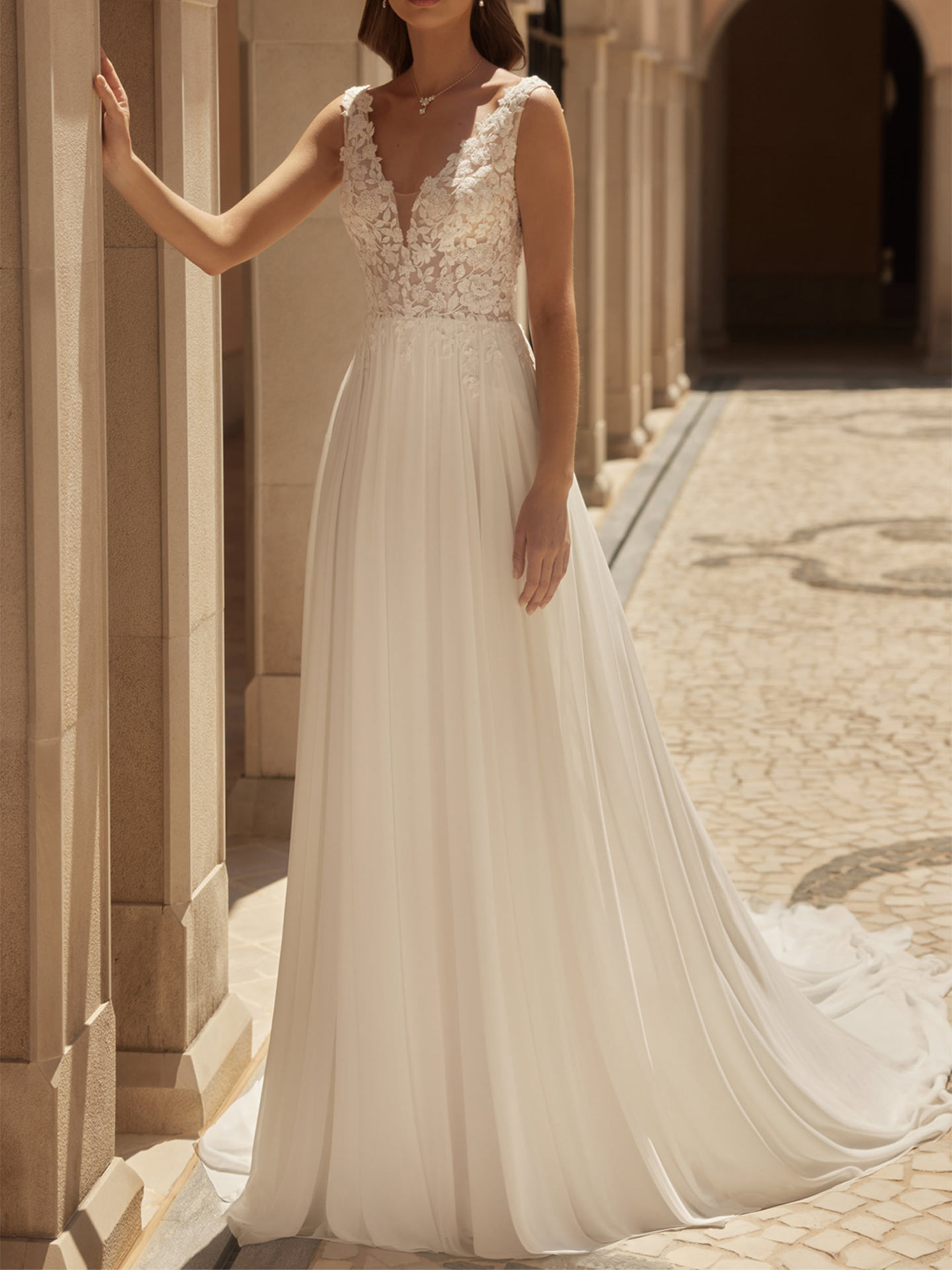 A-Line V-Neck Sleeveless Cathedral Chiffon/Tulle Wedding Dresses With Appliques Lace