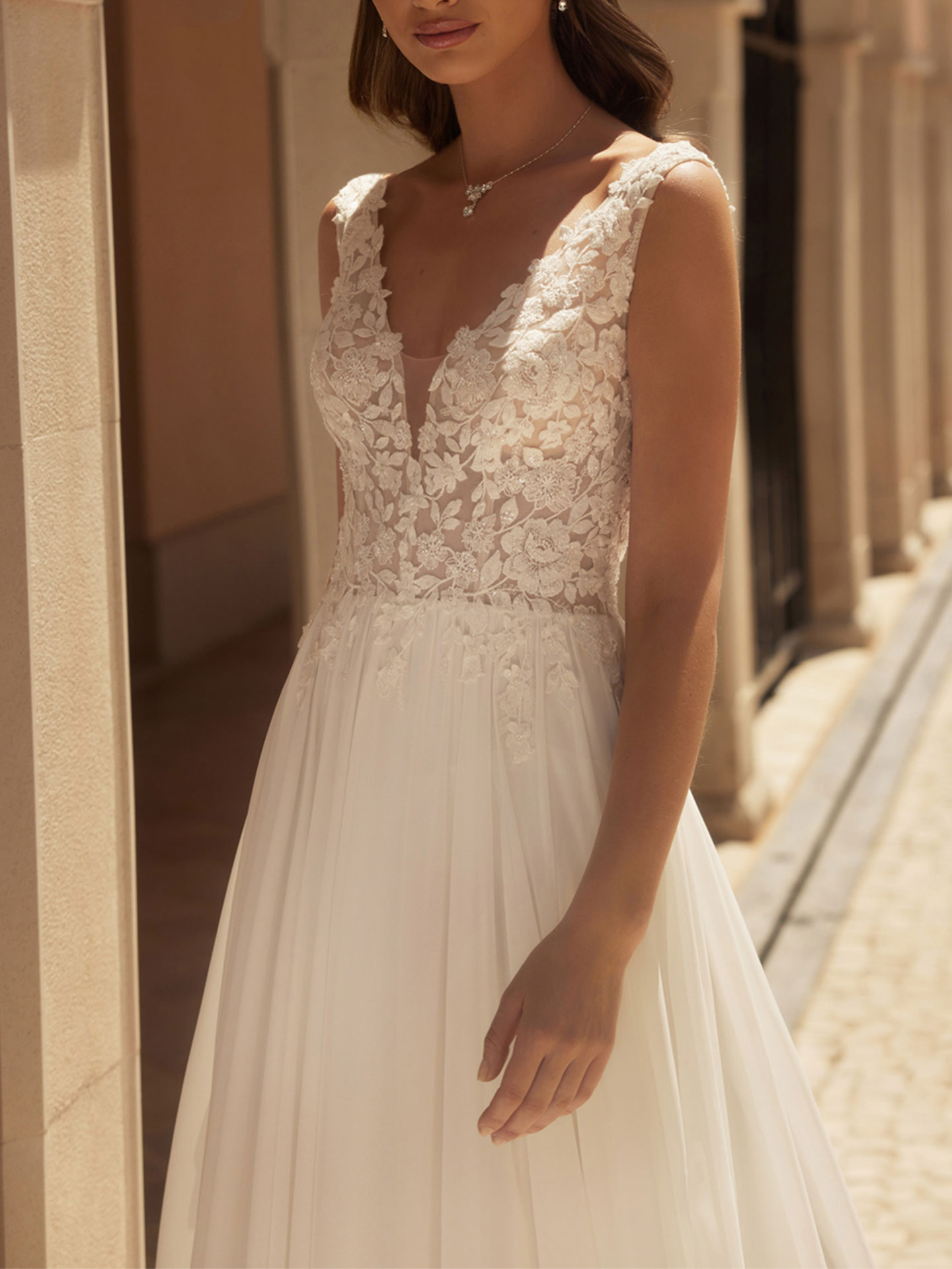 A-Line V-Neck Sleeveless Cathedral Chiffon/Tulle Wedding Dresses With Appliques Lace