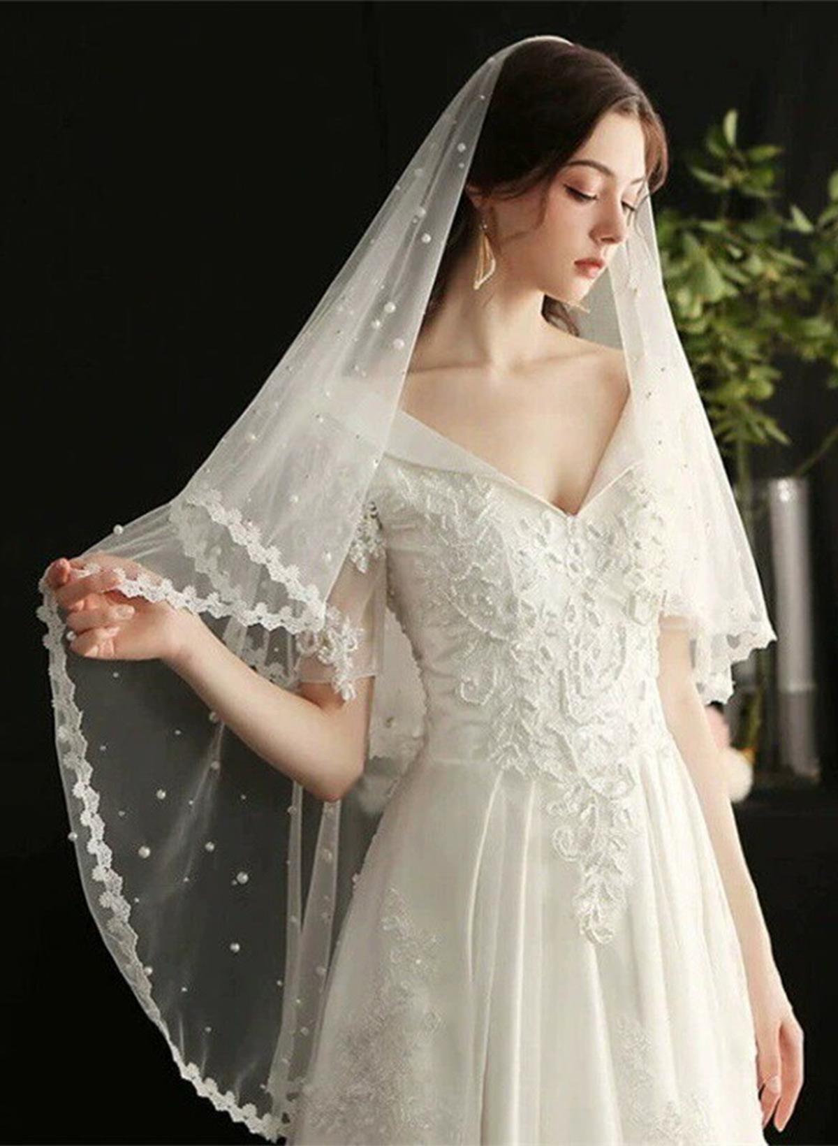Lace Applique Edge Faux Pearl Two-Tier Tulle Fingertip Bridal Veils