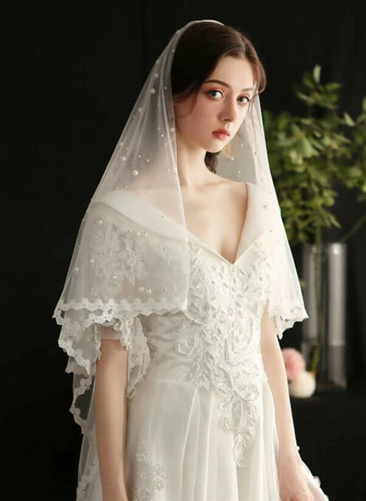 Lace Applique Edge Faux Pearl Two-Tier Tulle Fingertip Bridal Veils