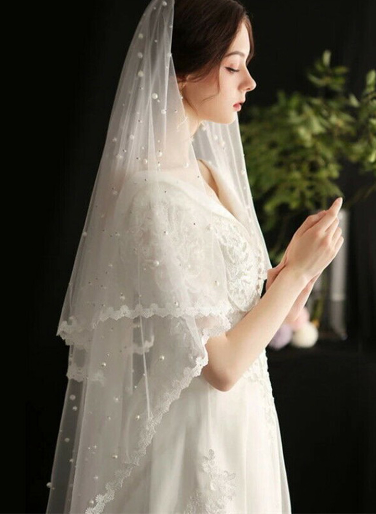 Lace Applique Edge Faux Pearl Two-Tier Tulle Fingertip Bridal Veils