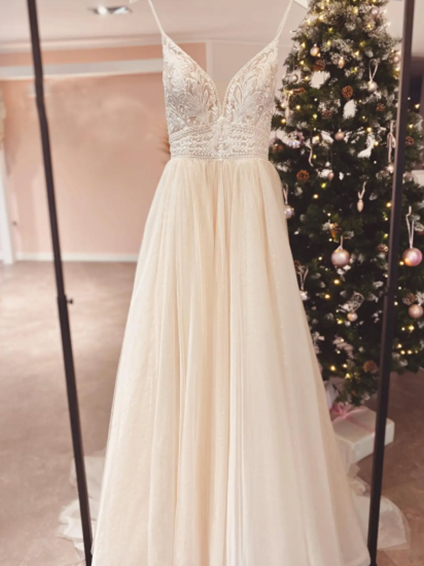 A-Line Plunge Neck Sleeveless Court Train Satin/Tulle Wedding Dresses With Appliques Lace