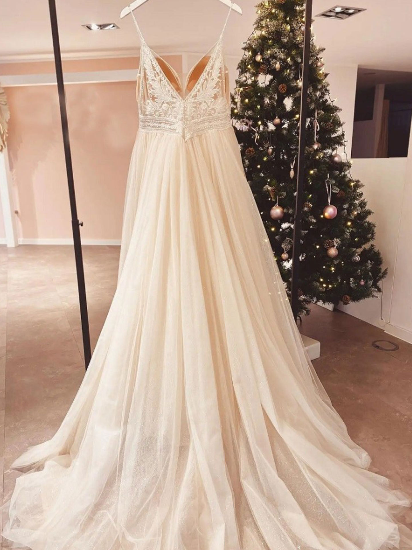 A-Line Plunge Neck Sleeveless Court Train Satin/Tulle Wedding Dresses With Appliques Lace