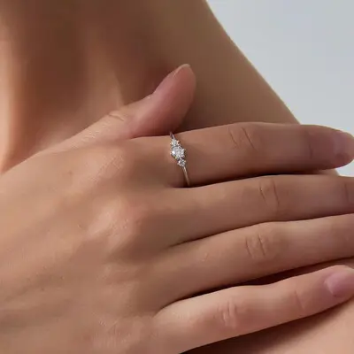0.9CT 5*5mm Round Cut Moissanite Engagement Rings In Sterling Silver