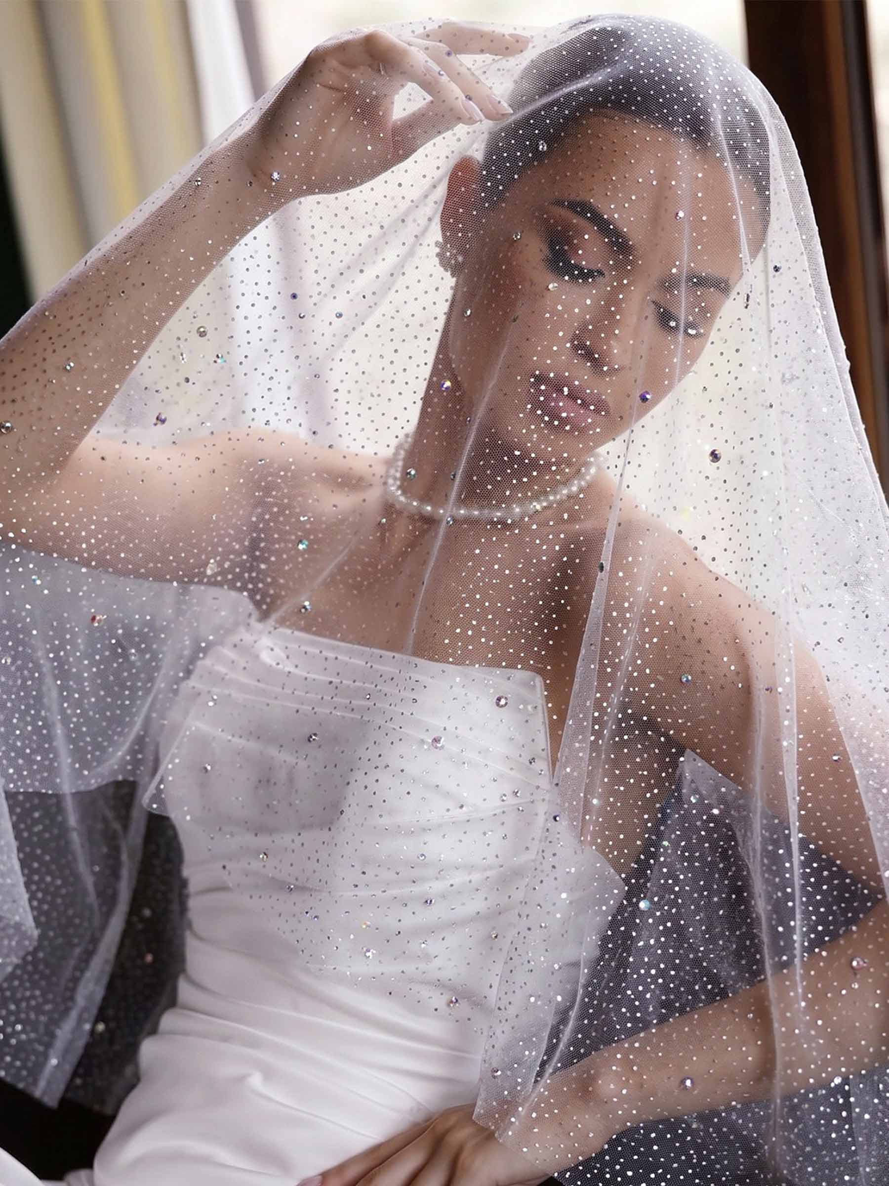 Cut Edge Rhinestones One-Tier Tulle Fingertip Bridal Veils