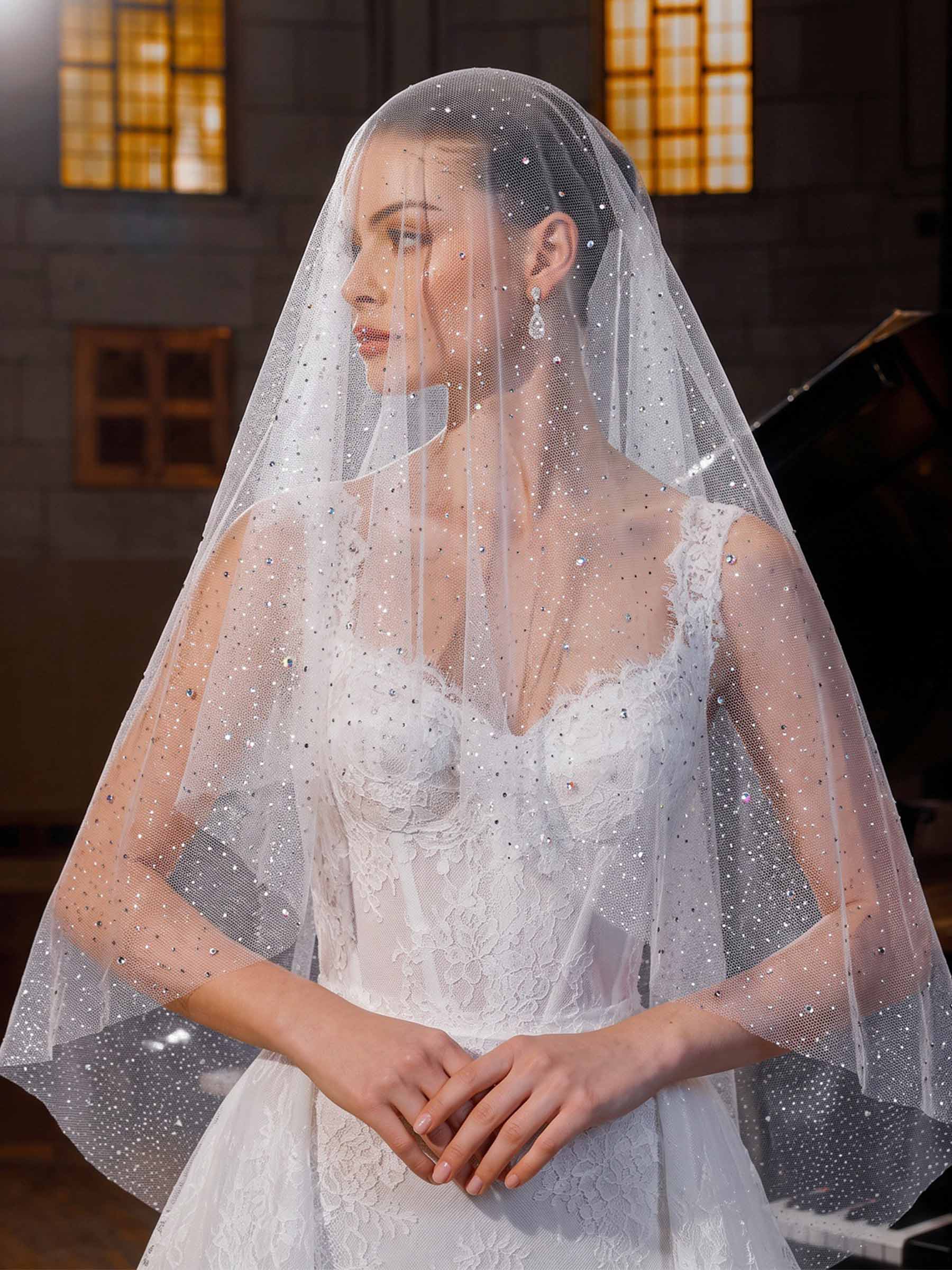 Cut Edge Rhinestones One-Tier Tulle Fingertip Bridal Veils