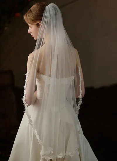 Single-Tier Tulle Fingertip Wedding Veil with Lace Appliqué Edge