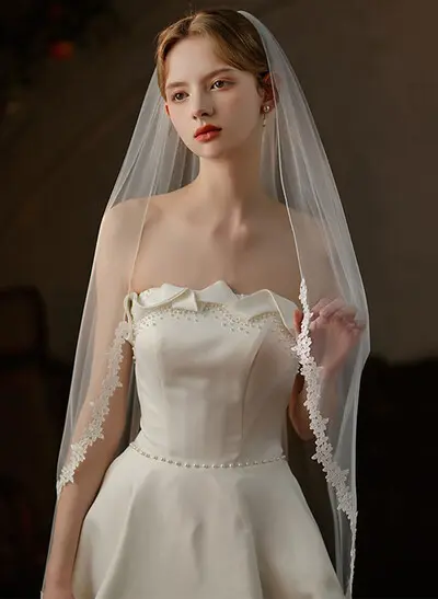 Single-Tier Tulle Fingertip Wedding Veil with Lace Appliqué Edge