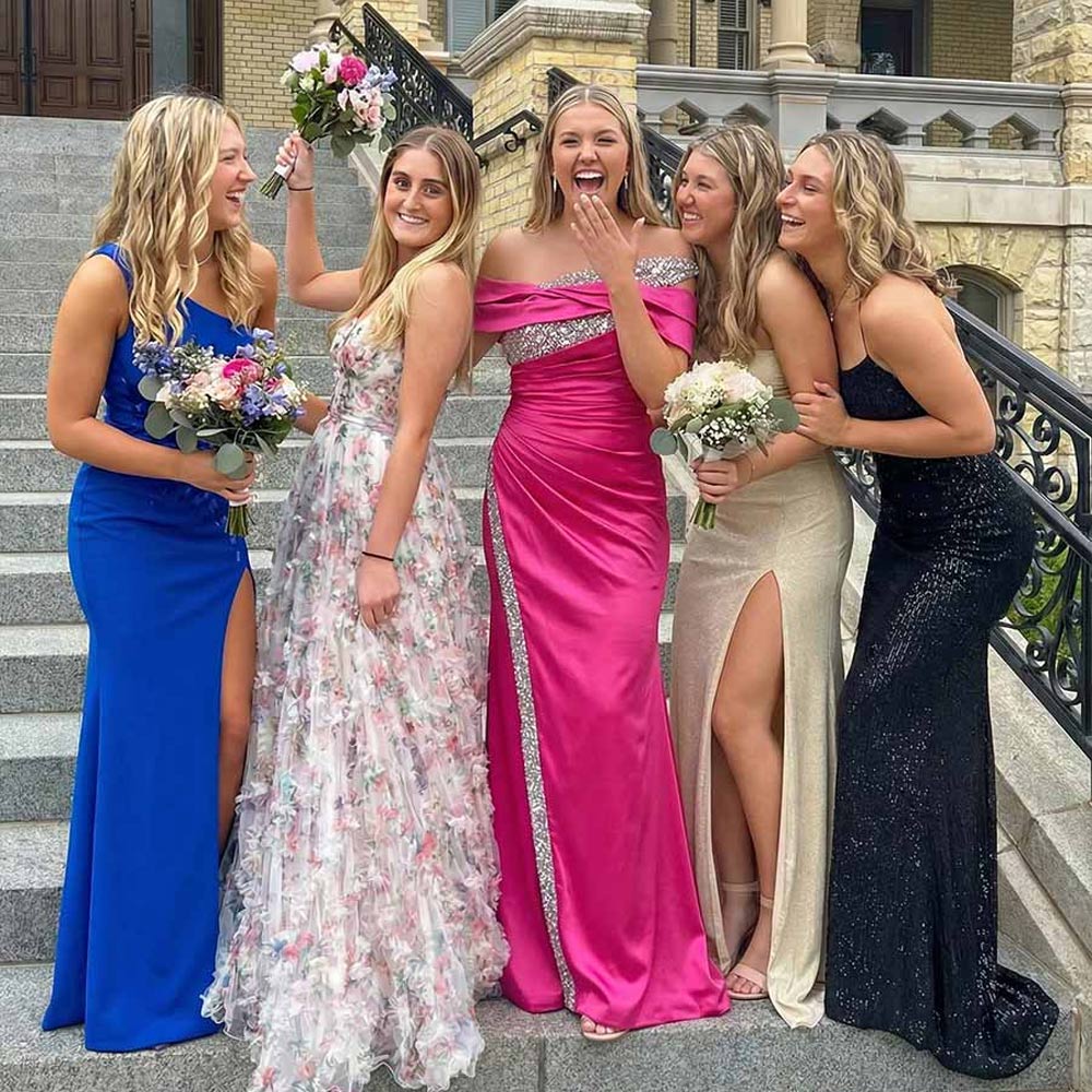 I was unsure about the size when choosing, so I opted for custom size, and it fit perfectly! The off-shoulder design is so romantic, and the length is just right with heels. The dress itself is eye-catching enough, so a necklace isn't necessary at all. I love it!🤩