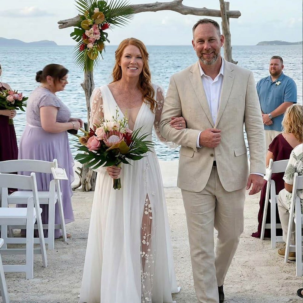 This dress completely exceeded my expectations! Whether it's the packaging, logistics, or the design of the dress, everything is truly amazing. The flowing tulle skirt is like a dream, and after the sea breeze blows, the lace at the slit appears and disappears, looking so beautiful. It's also very comfortable and breathable to wear. All in all, it was a perfect shopping experience.