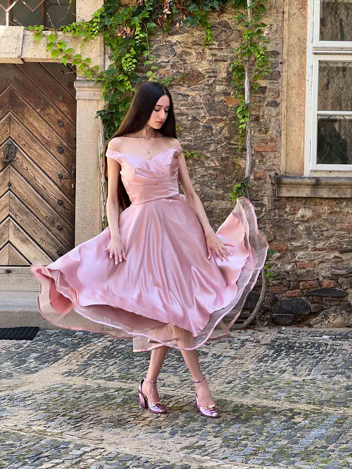 Grace in motion. What could be more charming than a quiet stroll through timeless stone streets? Thanks for the stunning photo @m_angelina_k