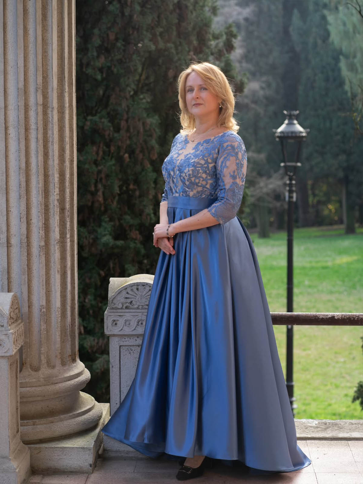 A vision of elegance. Bathed in soft daylight and surrounded by the beauty of the gardens, she radiates confidence and grace.@alexandrashaulin