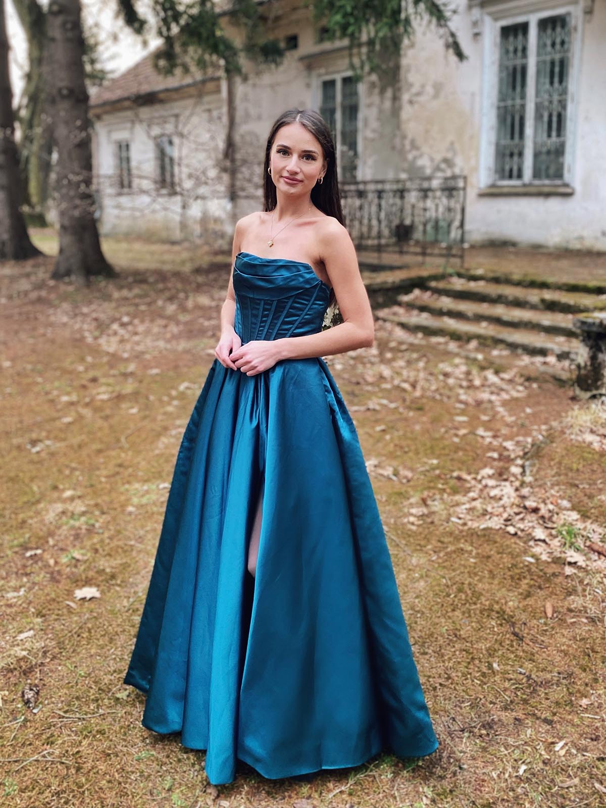 A touch of vibrant teal against the soft, melancholic canvas of autumn. Living her own vintage fairytale.@magdamaciejowska