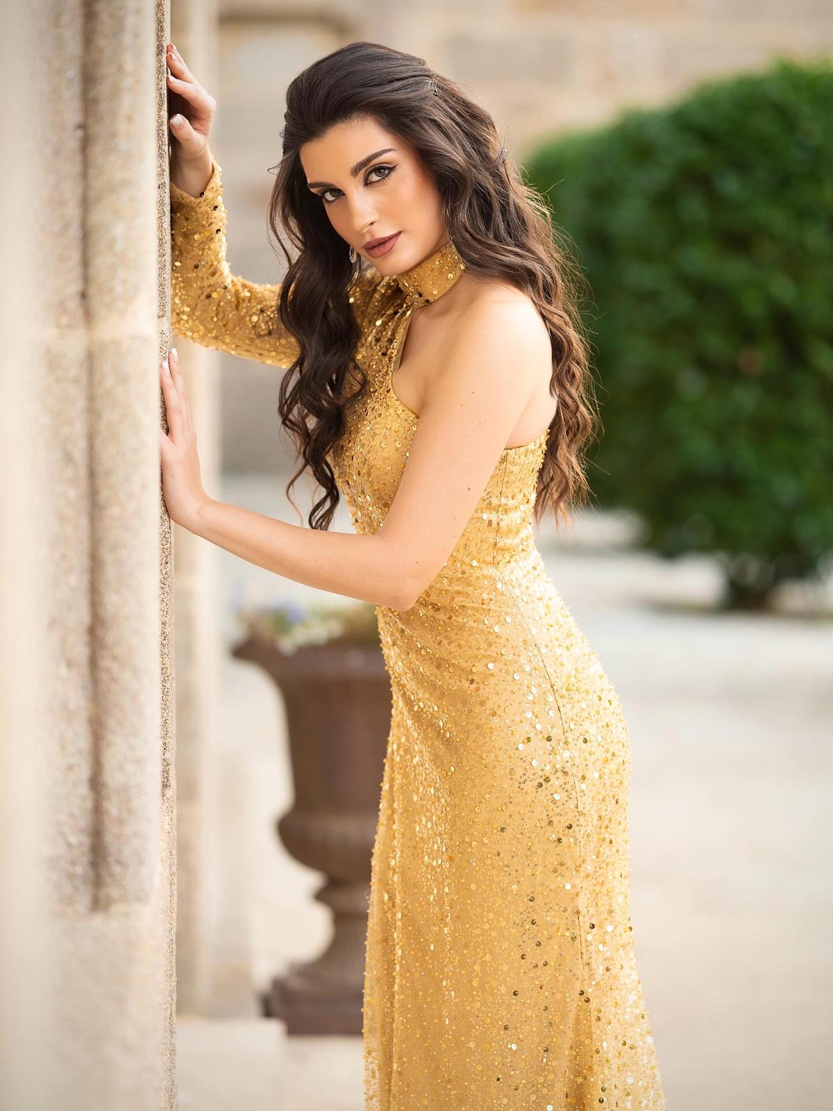 We're calling this a showstopper! When wearing missacc you will always be sure to be the main attraction. Turn heads, and stop the traffic en route to your red carpet event just like @ari.aalvarezz who's dazzling in new season sequins.