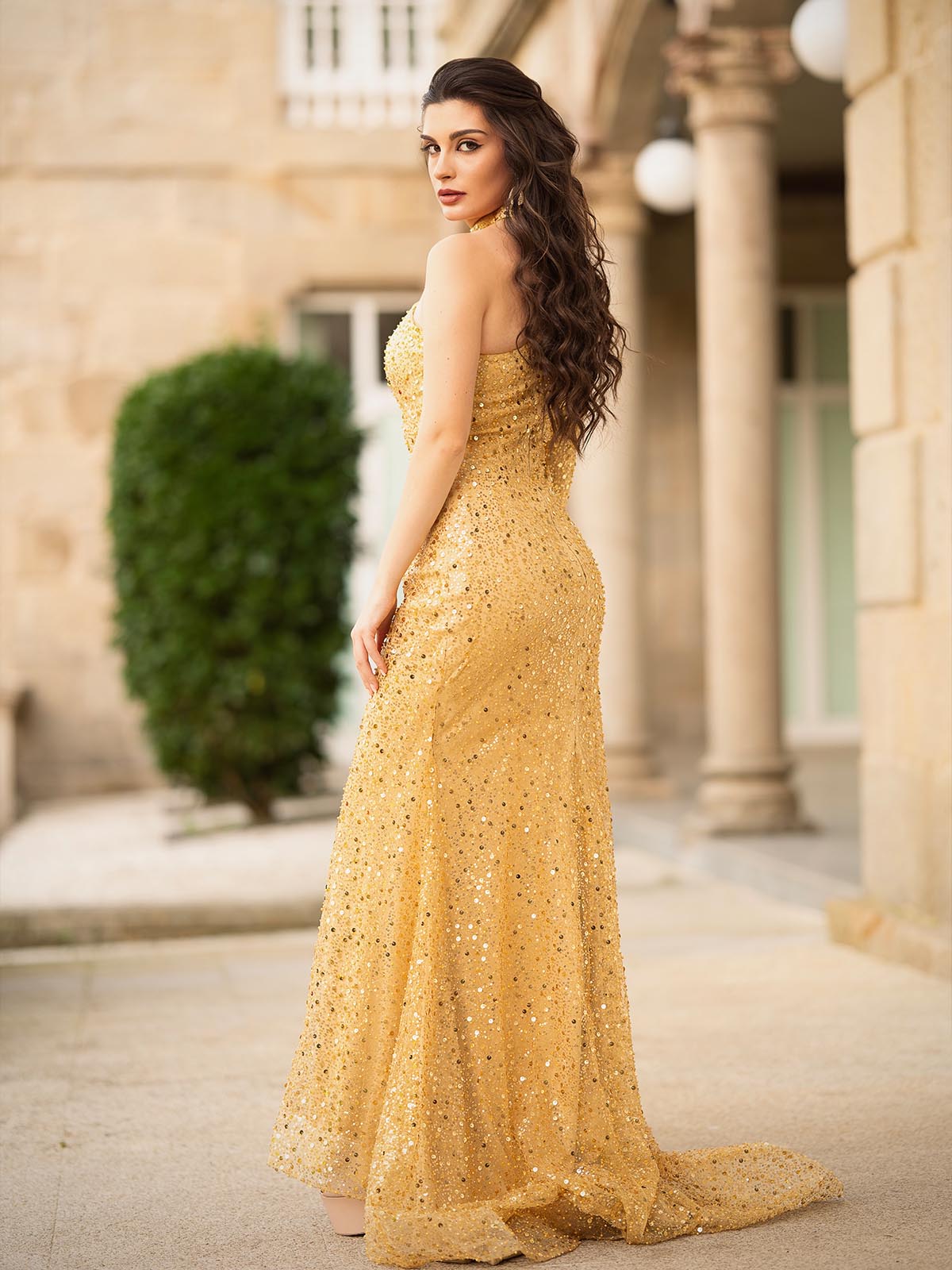 There's something about a gold dress that just commands the room. Ready to turn heads and bring that red carpet energy wherever the night takes you. 👑@ari.aalvarezz