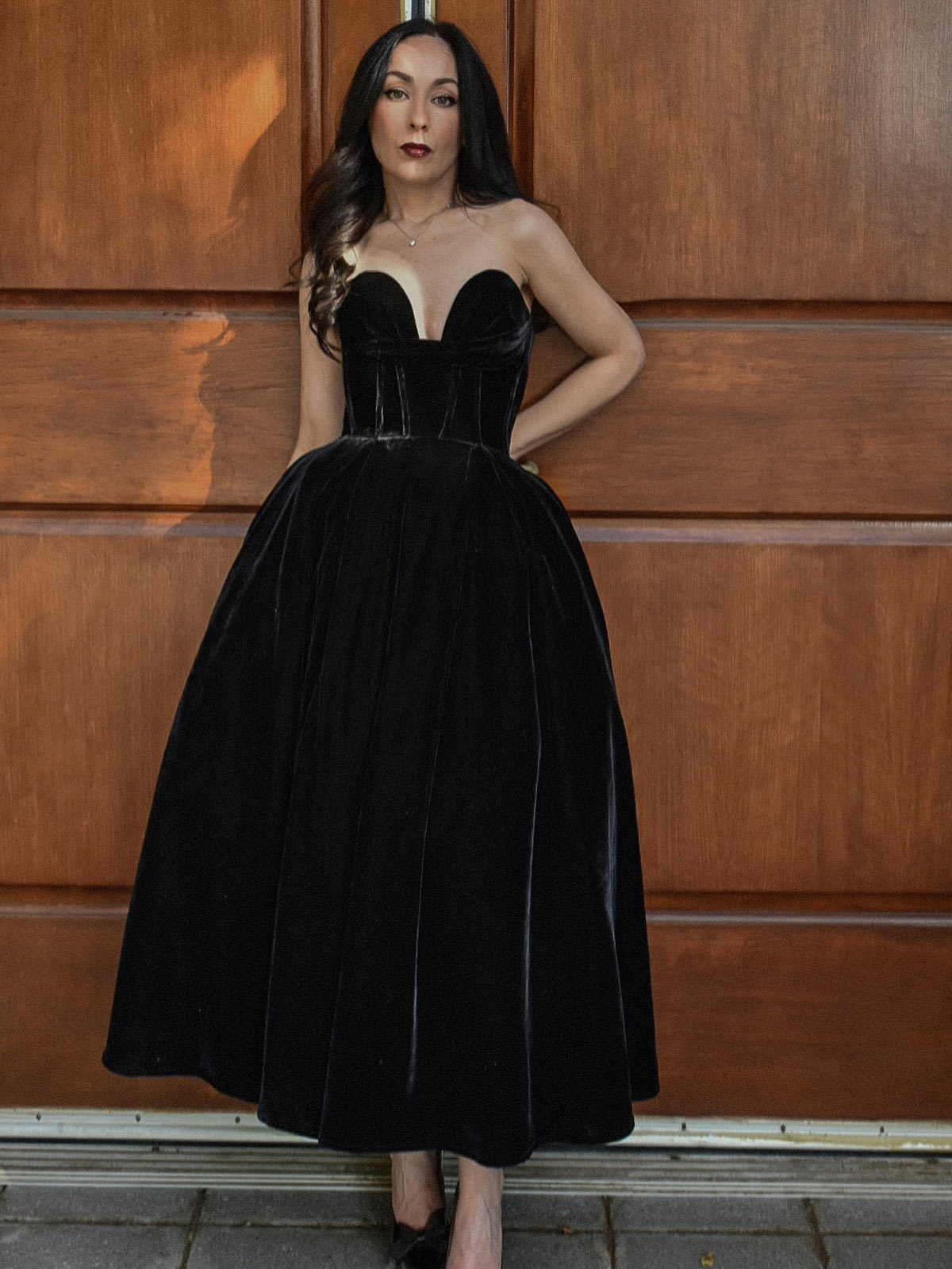 It’s all about the architecture of elegance. 🖤 Take a closer look at the stunning structured corset and dramatic neckline on @elizabethstyle