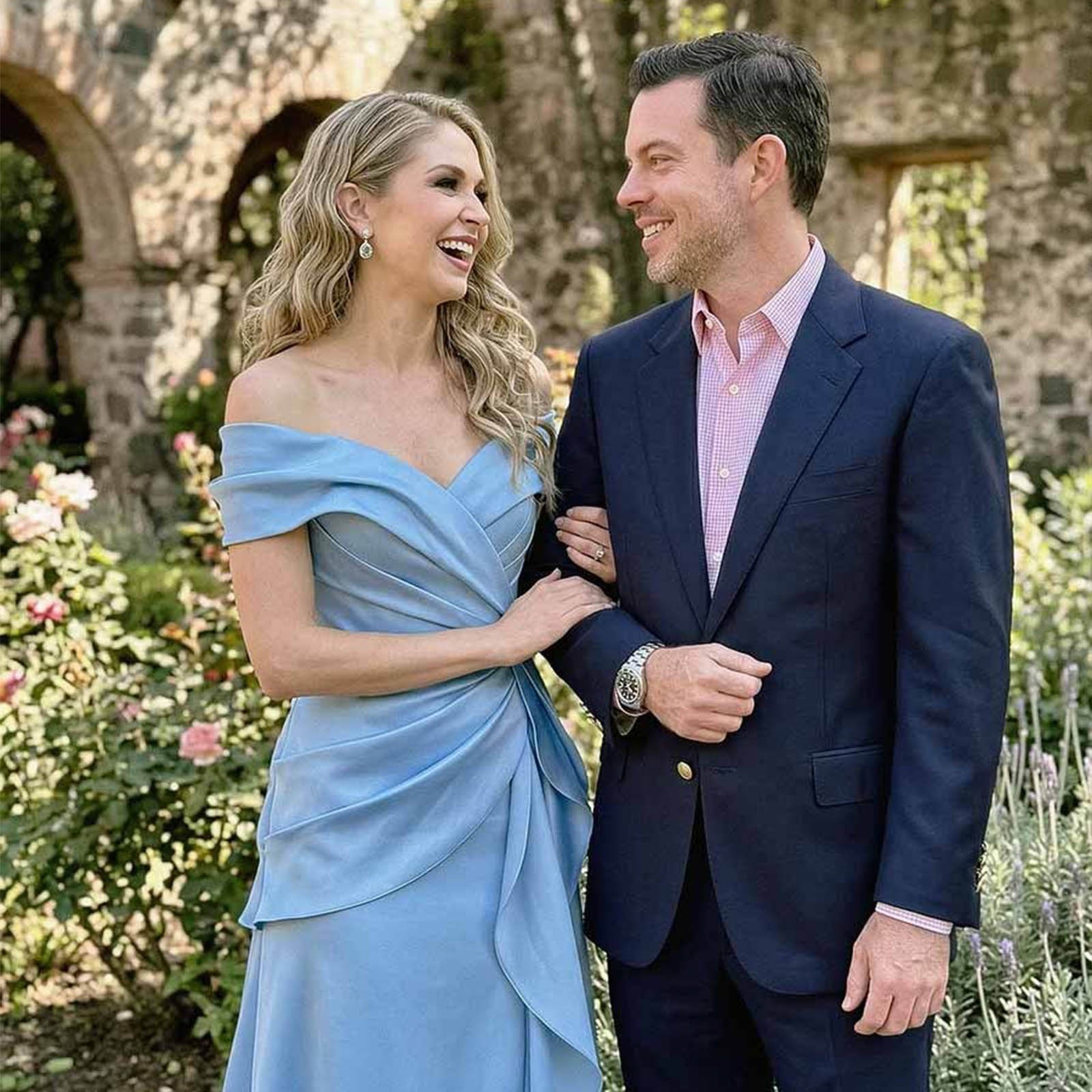 This is the perfect mother of the bride dress! I chose the blue one, and the color is so rich and vibrant. The A-line silhouette is very forgiving and comfortable to wear for hours. Plus, the shipping was surprisingly fast! 📦