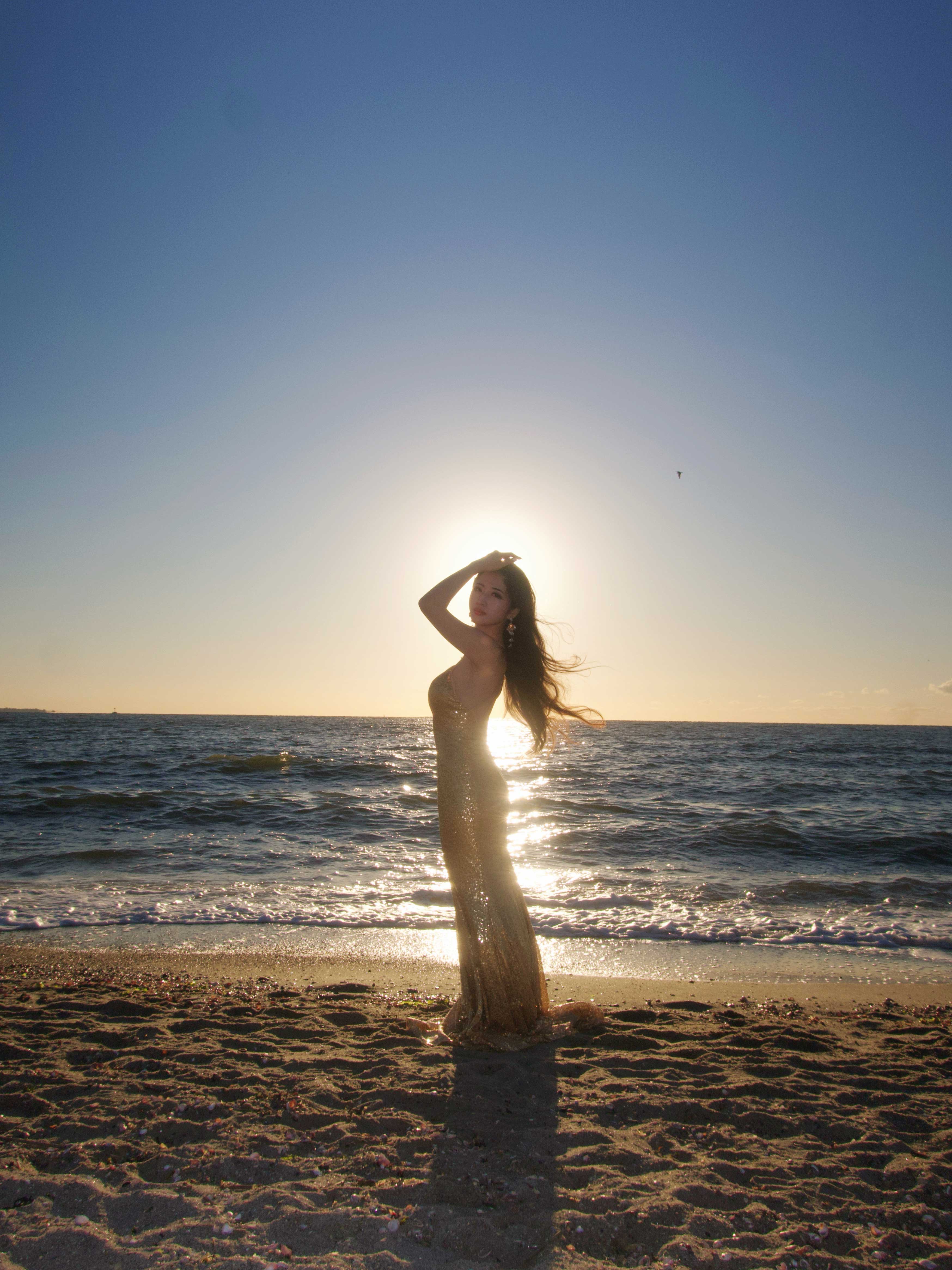 Through pain and struggles, keep walking. One day, you’ll step into the light you’ve been searching for 🌅  💛Photo @riiiyoga